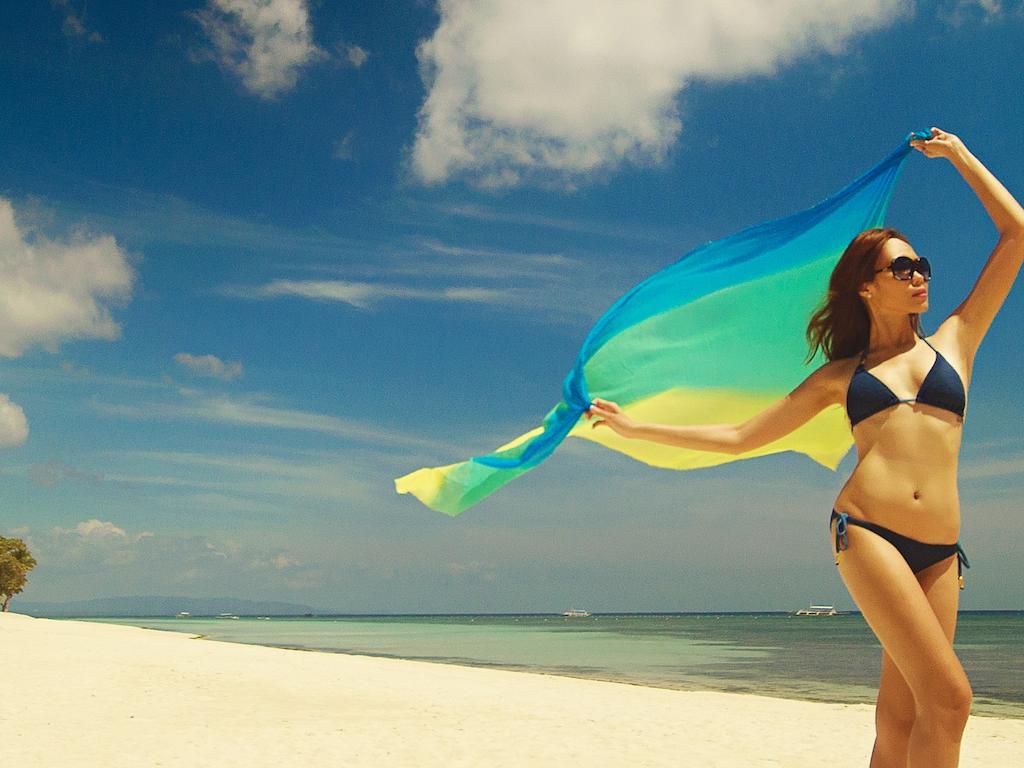 Oceanica Resort Panglao, Bohol Ngoại thất bức ảnh A woman wearing a sarong