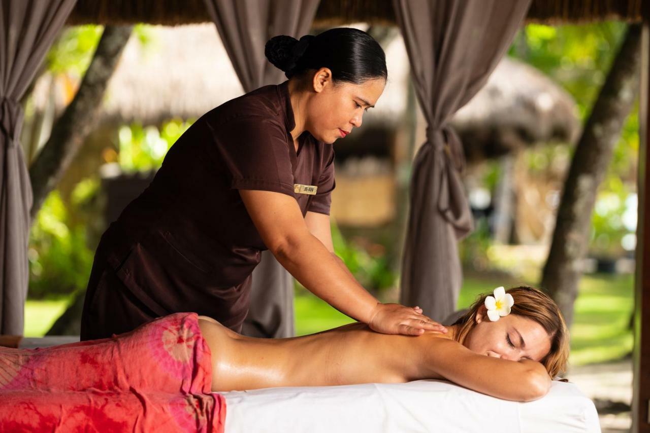 Oceanica Resort Panglao, Bohol Ngoại thất bức ảnh A massage therapist at work